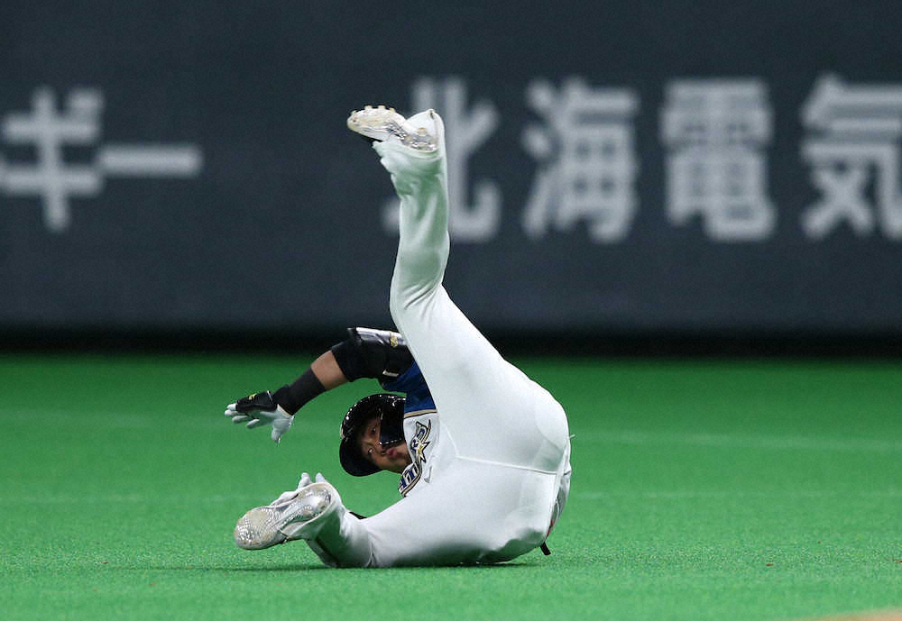 【画像・写真】日本ハム・中田　まさかの転倒「足がもつれた」　通算250号にあとちょっと…