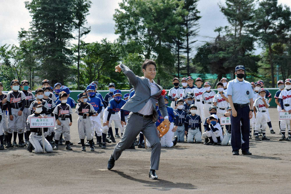 「ダイヤモンド・ブラッシュ」プロジェクトで改修した札幌・厚別区少年野球場で始球式を務める日本ハム・田中賢介SA（中央）