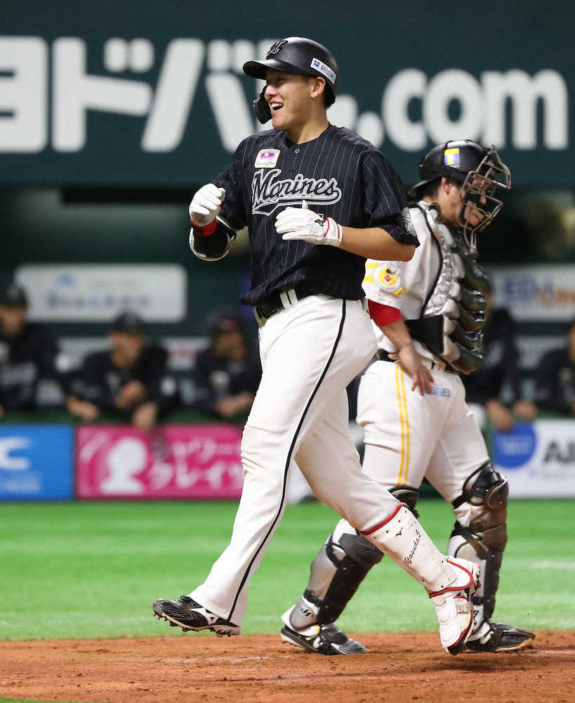 【画像・写真】＜ソ・ロ＞5回2死一塁、右中間に2ランを放ったロッテ・安田は笑顔を見せる（撮影・岡田　丈靖）