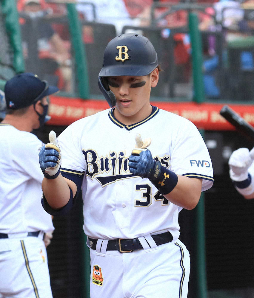 【画像・写真】＜楽・オ＞8回1死一、二塁、右越え3ランを放ったオリックス・吉田正（撮影・尾崎　有希）