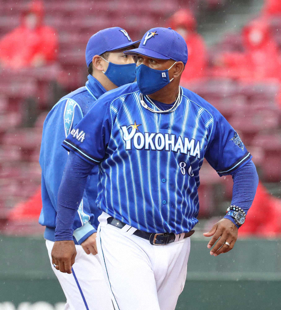 【画像・写真】＜広・D＞選手交代を告げベンチに戻るDeNA・ラミレス監督（撮影・奥　調）