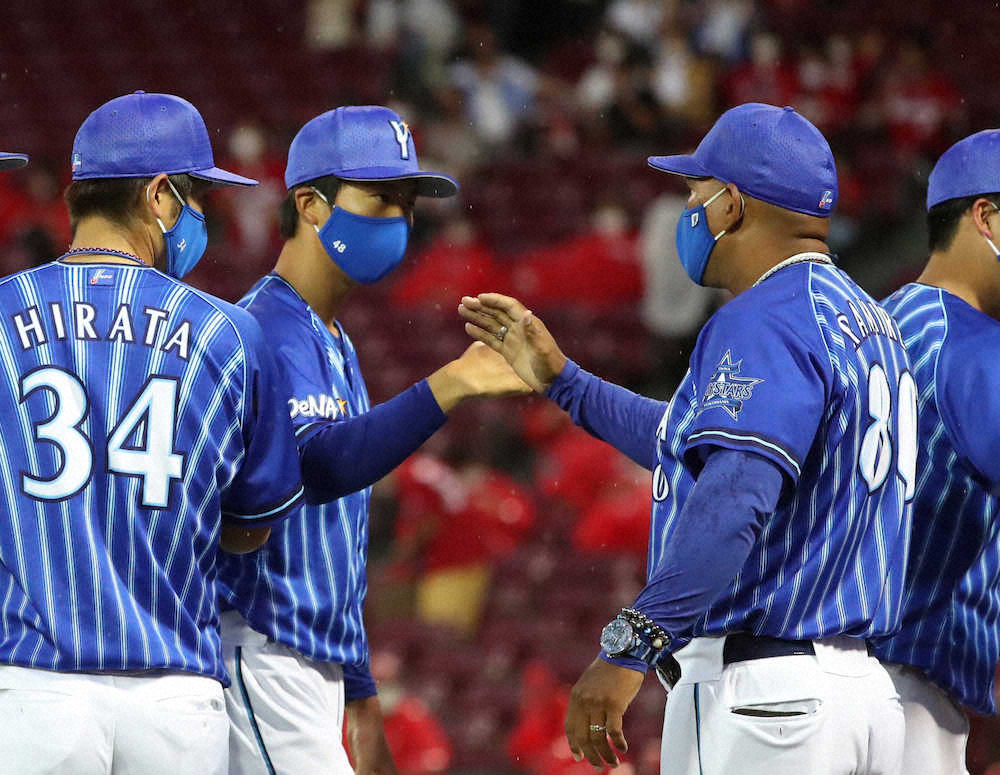 【画像・写真】＜広・D＞今季初勝利を挙げラミレス監督（右）とタッチを交わす京山（左から2人目）　（撮影・奥　調）