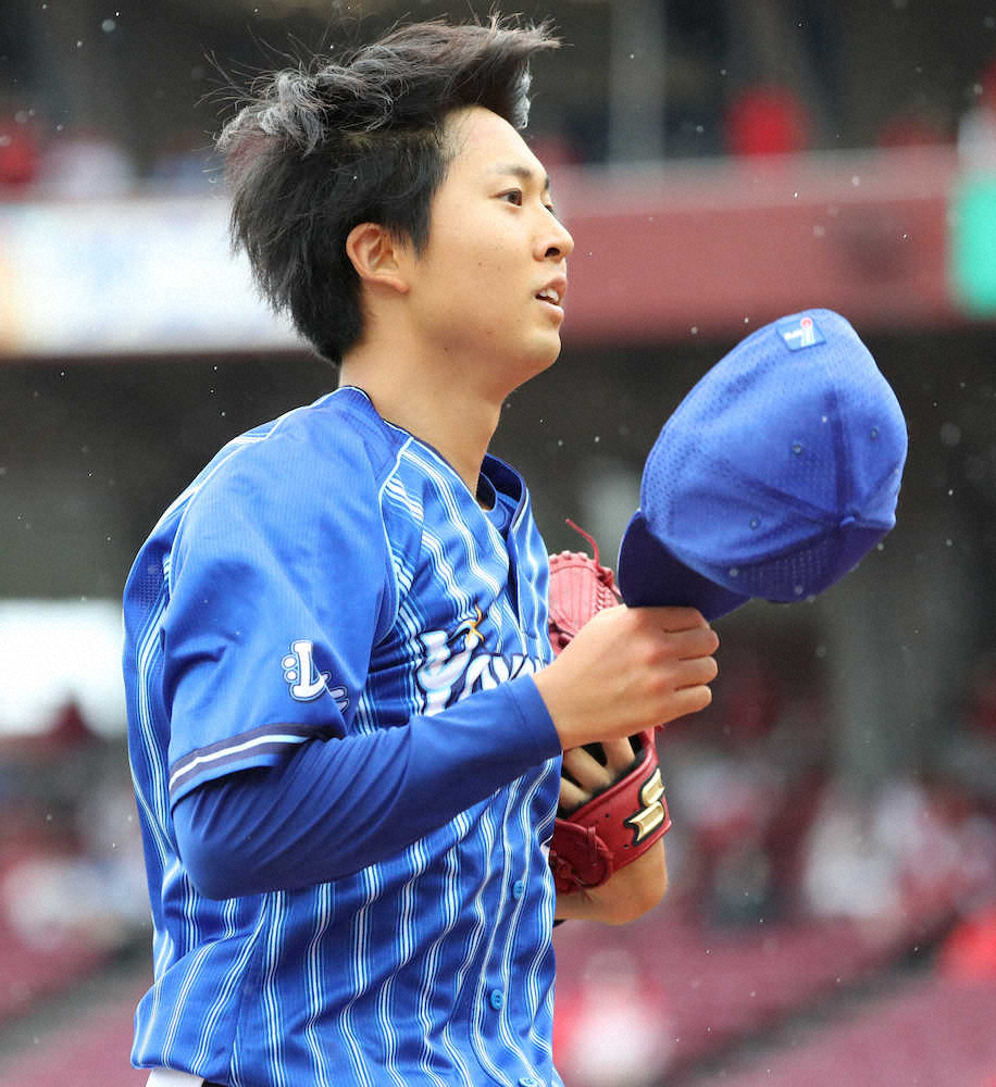 【画像・写真】＜広・D＞3回を終えベンチに戻るDeNA・京山（撮影・奥　調）