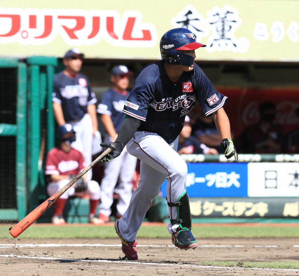 【画像・写真】＜楽・オ＞初回2死一、二塁、プロ初安打となる右前適時打を放つ楽天・黒川（撮影・尾崎　有希）