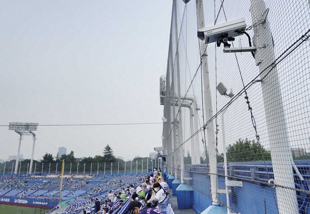 神宮球場の一塁側スタンドに設置された「ホークアイ」のカメラ
