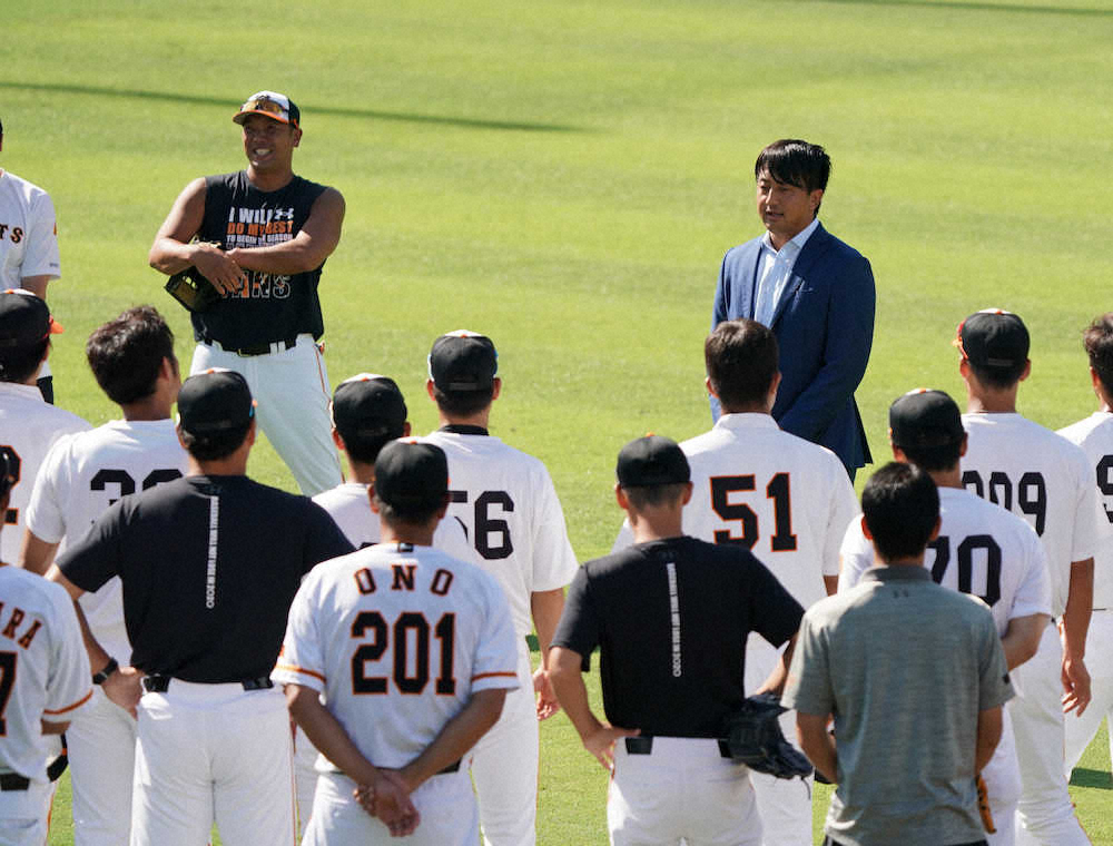 【画像・写真】ロッテ移籍のG沢村　阿部2軍監督らにあいさつ　試合前練習円陣で感謝の思い、そして「さあいこう！」