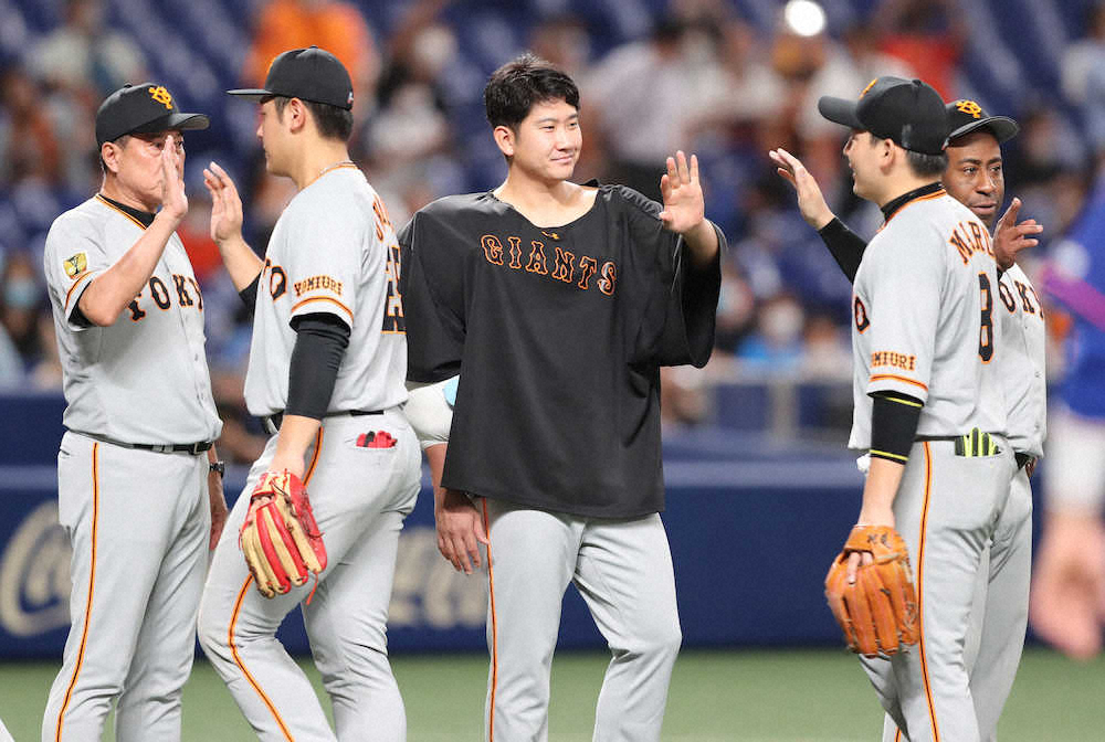 【画像・写真】巨人・菅野　82年ぶり開幕投手の10連勝に晴れやか笑顔「歴史に名を刻むことが出来て本当に光栄」