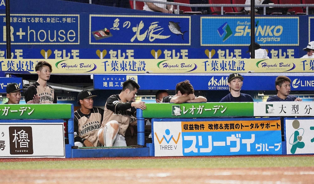 ＜ロ・日＞9回の攻撃中、さえない表情で試合を見つめる日本ハムナイン