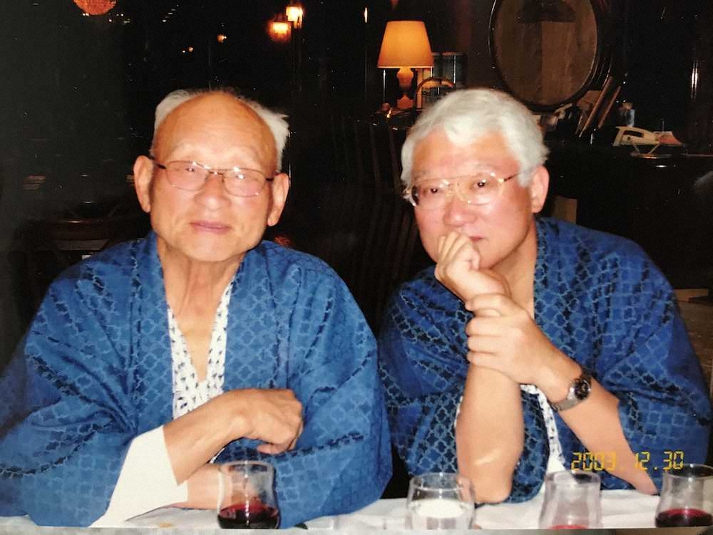 03年12月、浴衣姿で笑顔の川上哲治氏（左）と長男・貴光氏
