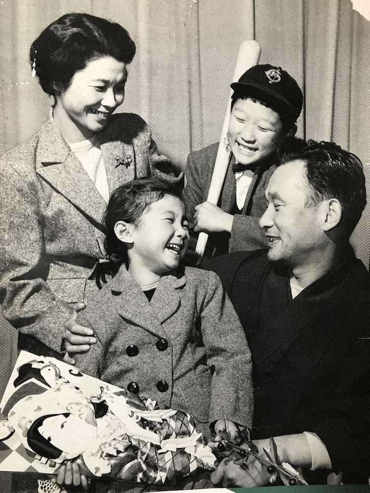 川上家の笑顔の家族写真。（前列右から）川上哲治氏、長女・雅子さん、（後列同）長男・貴光さん、妻・董子さん