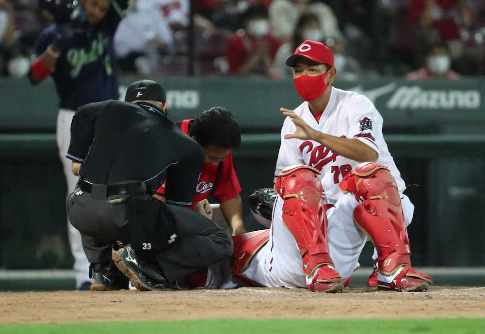 【画像・写真】広島・会沢　ファウル直撃で退場、担架で運ばれる　急きょ白浜がマスク