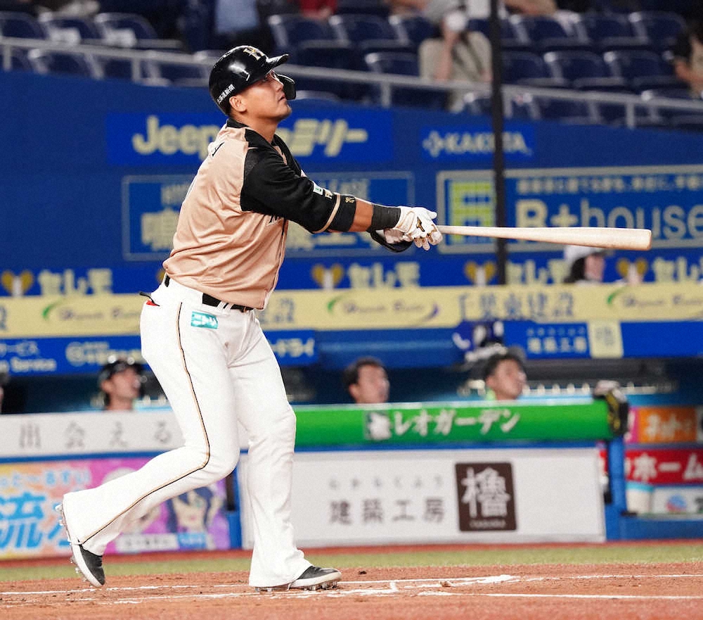 【画像・写真】＜ロ・日＞初回1死二塁から日本ハム・中田は右越えに通算250号となる2ランを放つ（撮影・長久保　豊）