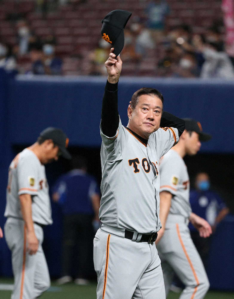 【画像・写真】＜中・巨＞スタンドの声援に応える原監督（撮影・森沢裕）
