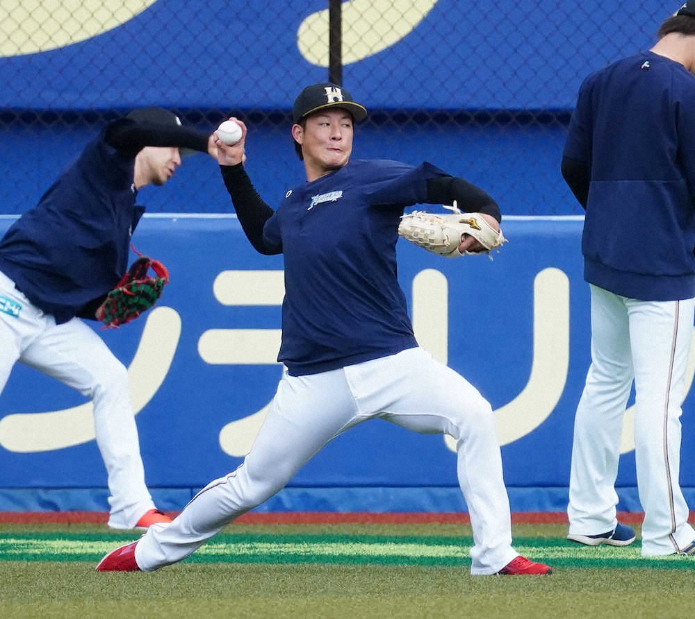【画像・写真】＜ロ・日＞試合前、キャッチボールする日本ハム・吉田輝（撮影・沢田　明徳）