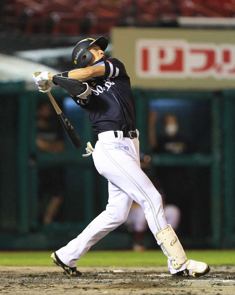 【画像・写真】＜楽・ソ＞8回2死、ソロ本塁打を放つソフトバンク・柳田（撮影・白鳥　佳樹）