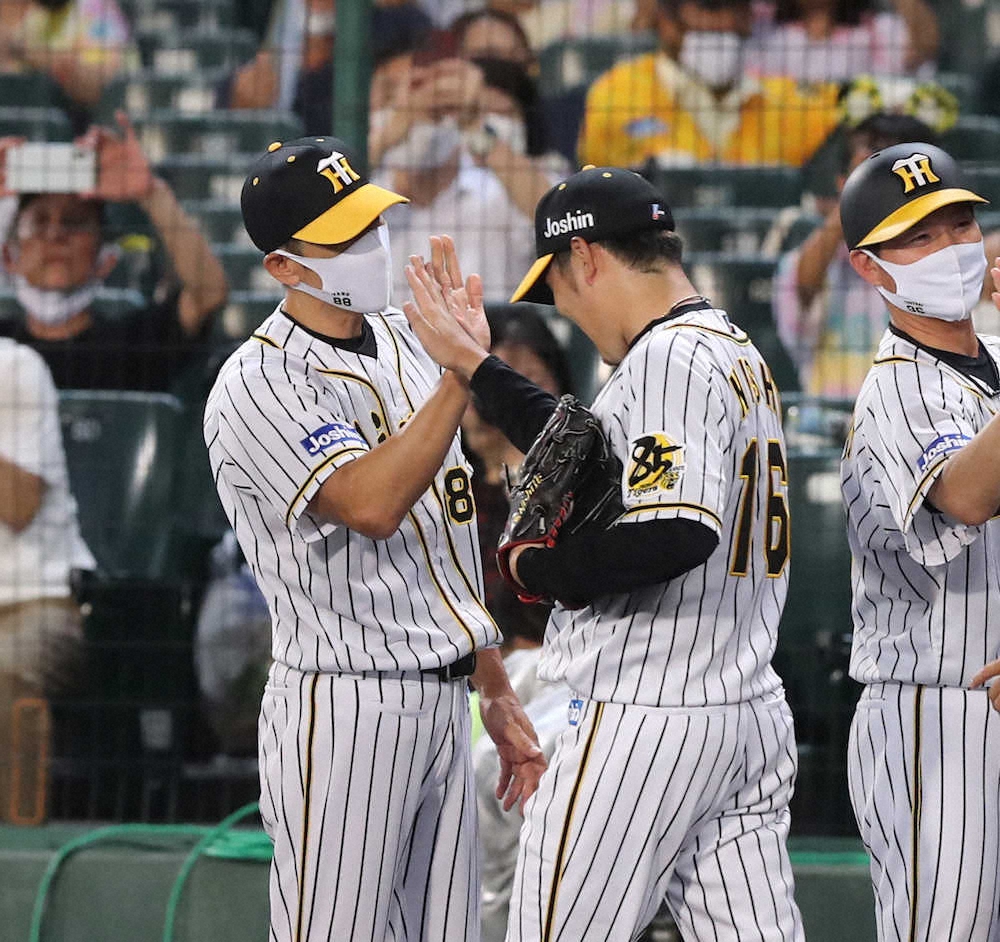 【画像・写真】阪神・矢野監督「助かるよね」、完封・西勇に最敬礼