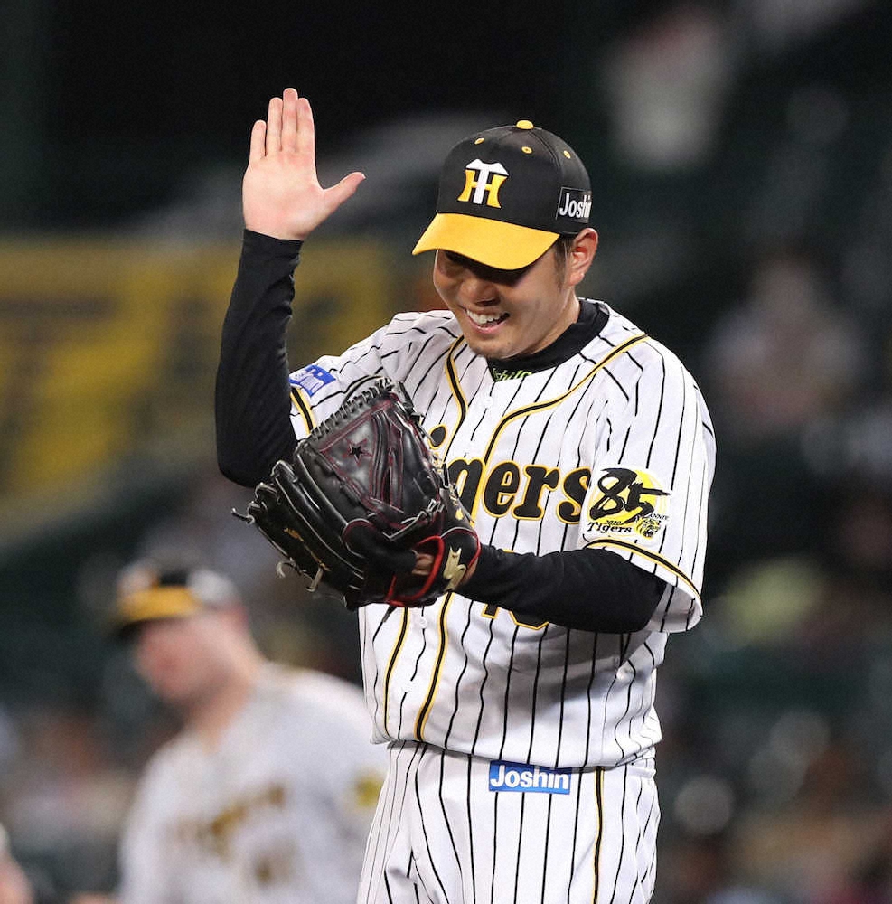 【画像・写真】＜神・広（15）＞　6回無死、大山の好守に大喜びの西勇輝（撮影・大森　寛明）