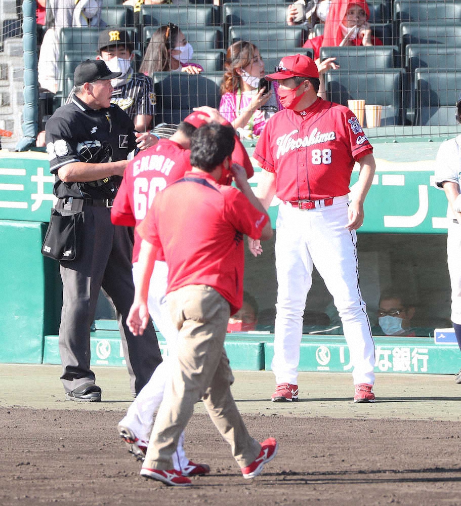 【画像・写真】広島・遠藤が緊急降板　初回先制3ラン被弾　立ち直りの兆し見えた中で迎えた5回、足元を気にする