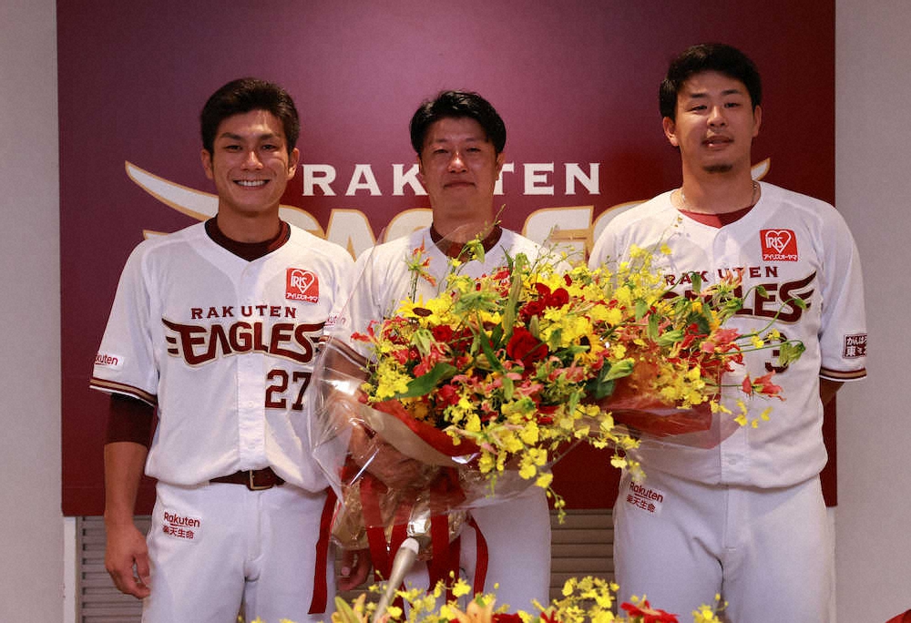 楽天渡辺直人が涙の引退会見 楽天で引退するのが夢だった サプライズで岡島と浅村が登場 スポニチ Sponichi Annex 野球