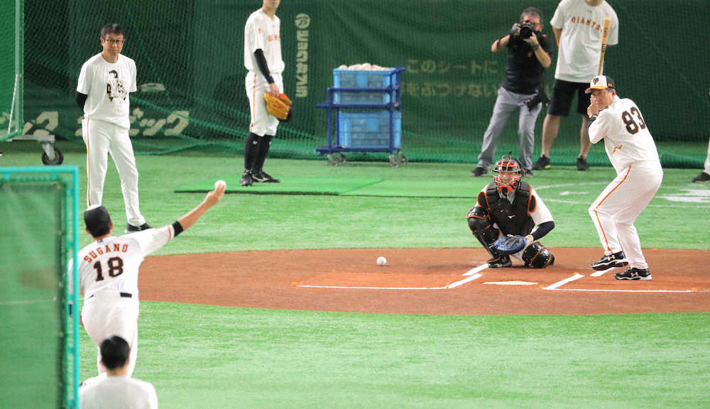 【画像・写真】巨人・菅野VS原監督!?　試合前に打席に立って球筋チェック