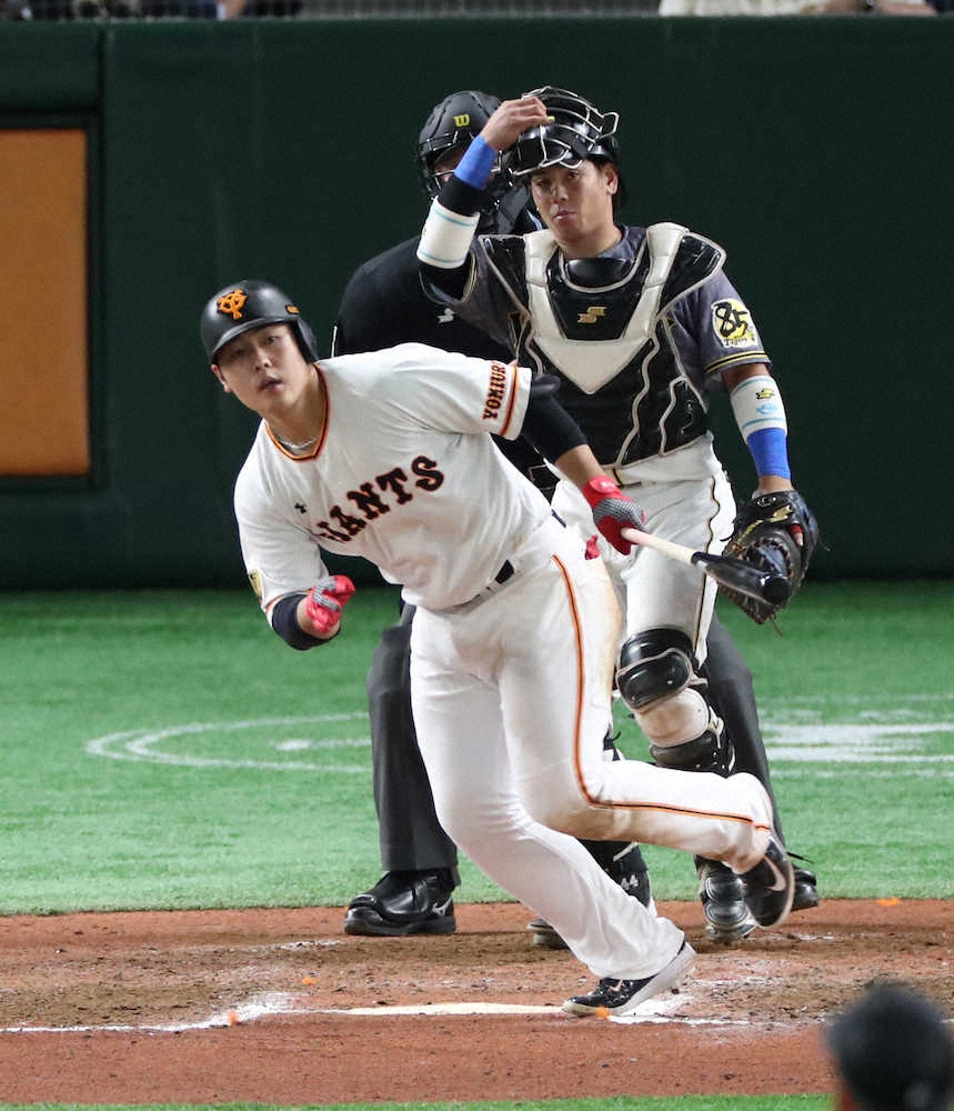 【画像・写真】＜巨・神＞6回無死一、三塁、巨人・岡本は中前適時打を放つ（撮影・坂田　高浩）