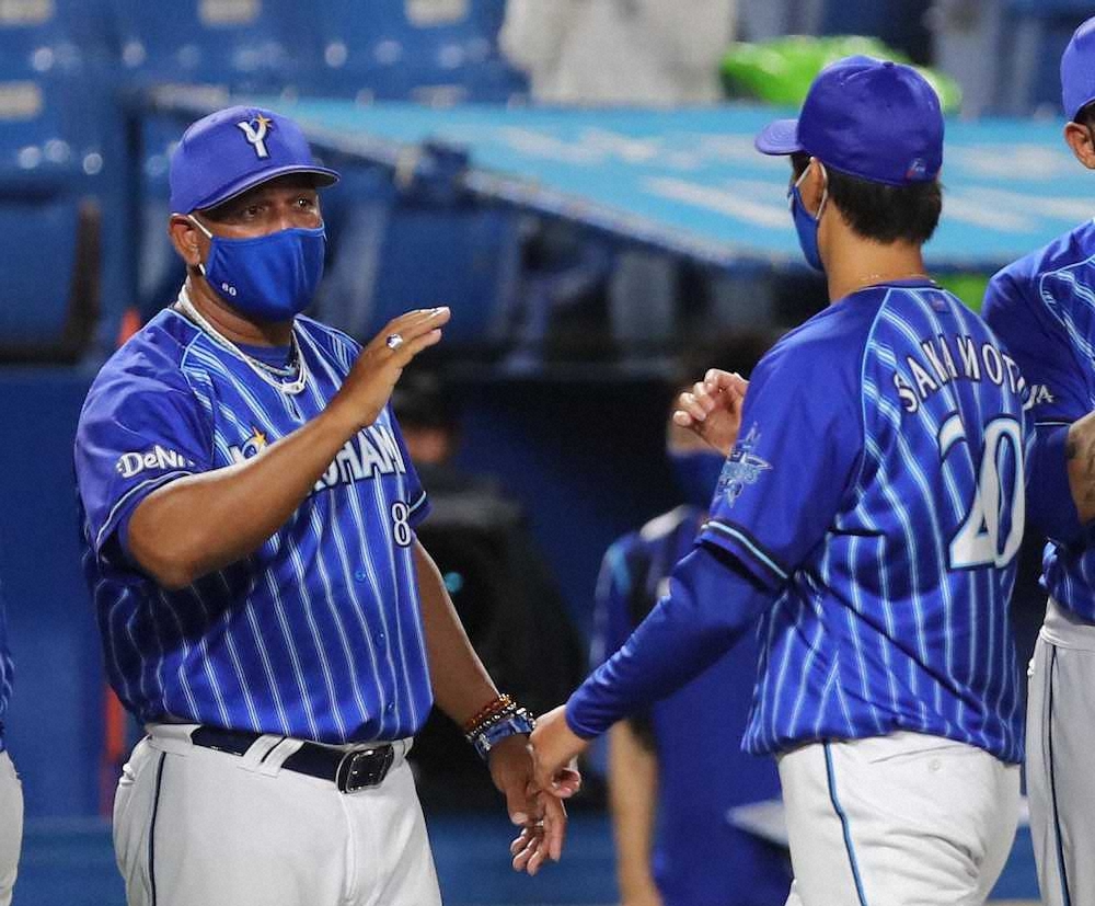 【画像・写真】＜ヤ・D＞勝利投手のDeNA・坂本（右）をハイタッチで迎えるラミレス監督（撮影・村上　大輔）