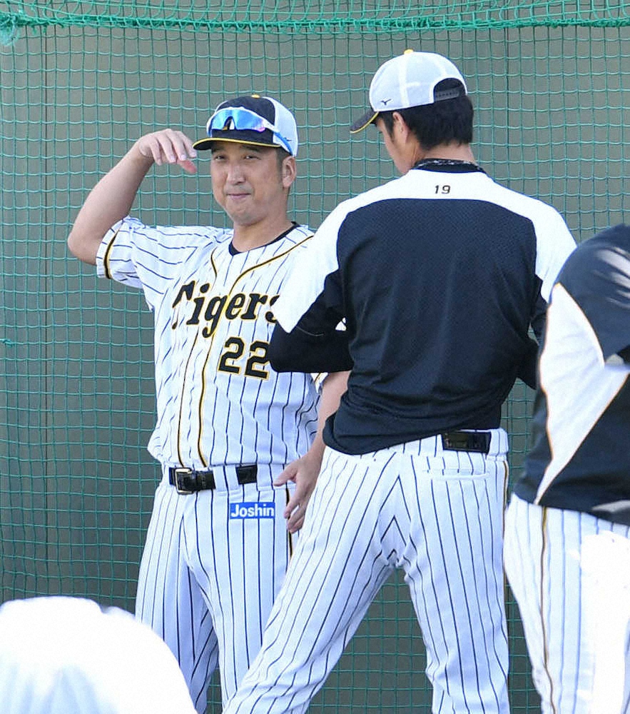 鳴尾浜球場での練習開始前に話し込む阪神・藤川球児（左）と藤浪慎太郎（右）