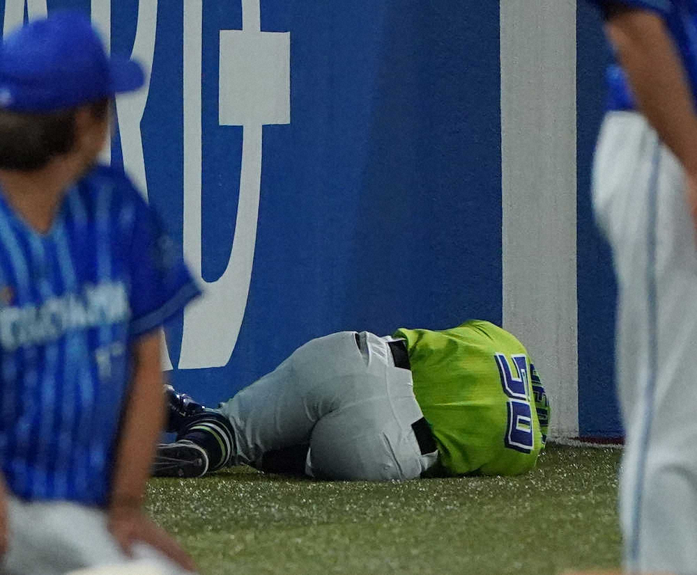 【画像・写真】ヤクルト・上田　ジャンピングキャッチで試合終了も右足痛め苦もんの表情、背負われハイタッチ