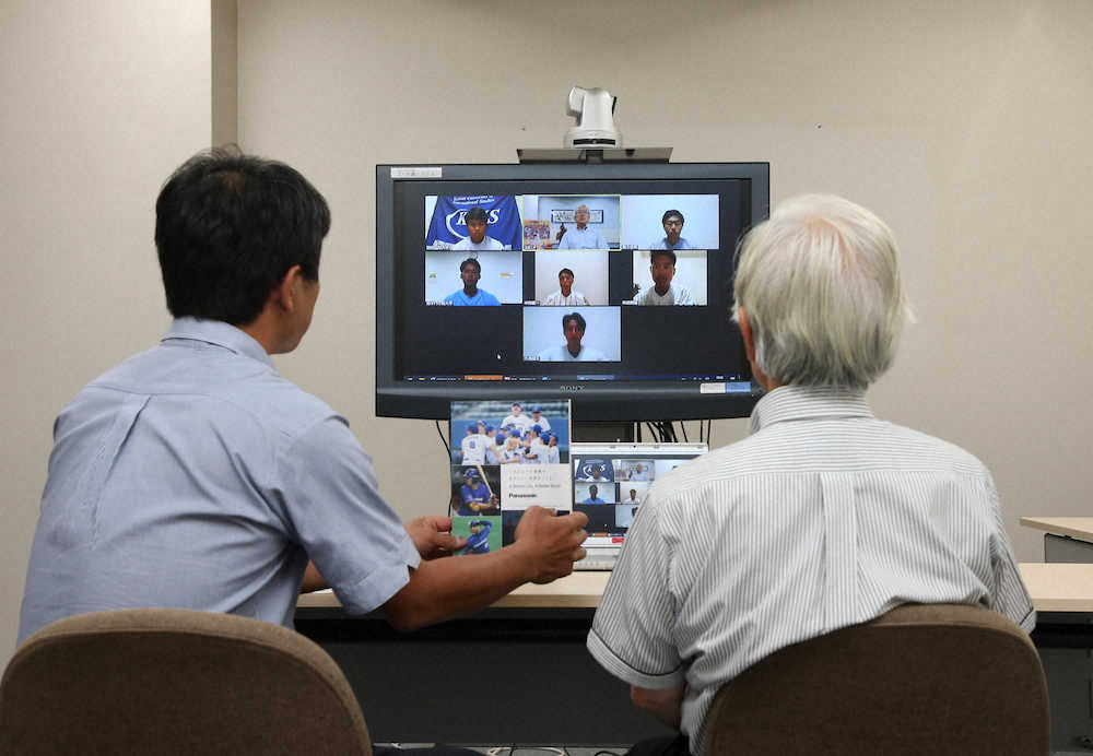 （左から）岡泰秀常任理事、井本康則理事長とオンラインで対談する各チームキャプテン達（撮影・後藤　正志）