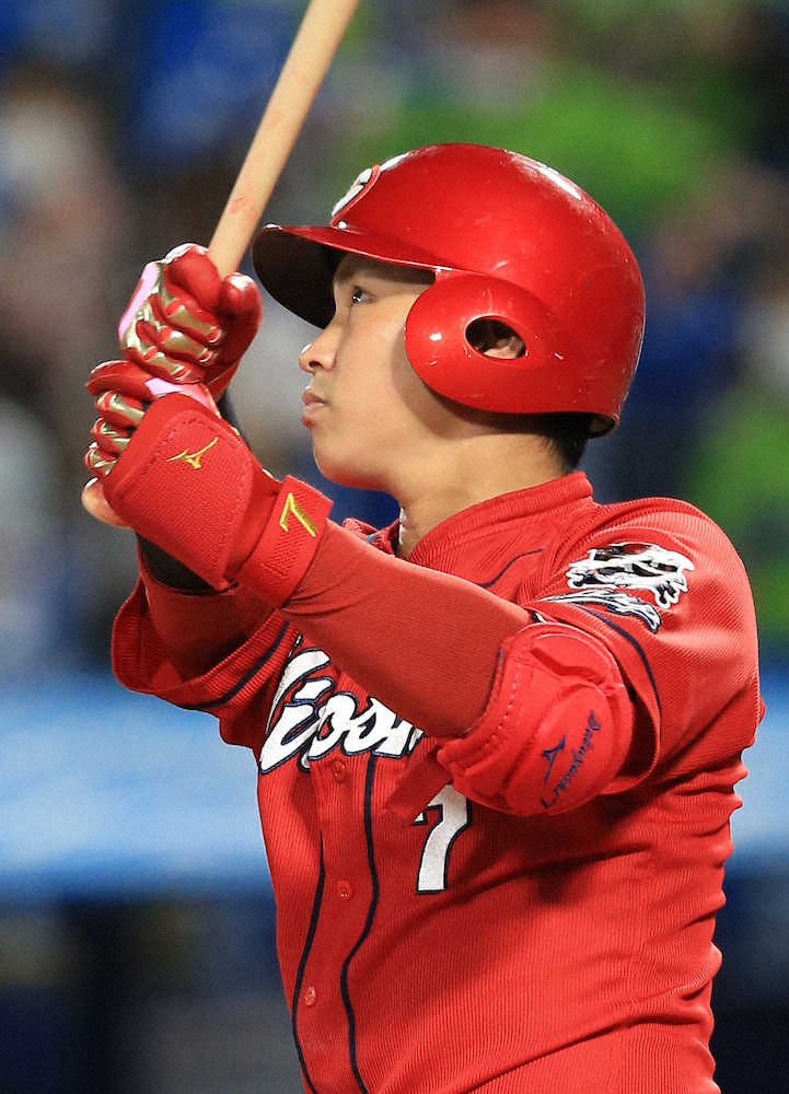【画像・写真】広島・大盛　「気がついたら」一塁へダイブ　延長戦初勝利を呼ぶ決勝内野安打　