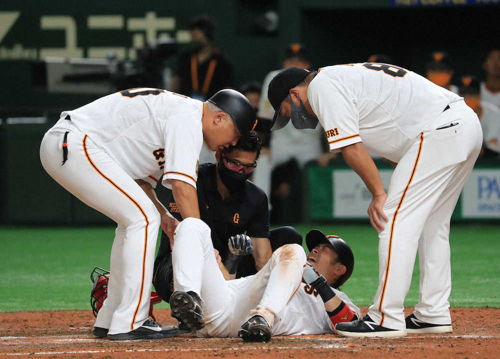 【画像・写真】巨人・亀井が負傷交代　本塁滑り込みも捕手と交錯…しばらく動けず