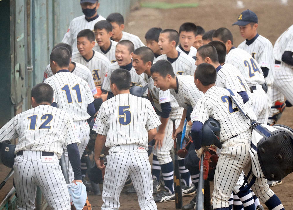 【画像・写真】＜準々決勝　愛知稲沢ポニー・E東京パイレーツ＞試合前に円陣を組み声を出す愛知稲沢ポニーナイン。この試合は3―1で勝ったが、準決勝で敗退