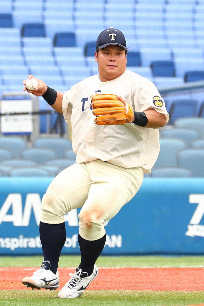 【画像・写真】＜横浜商大・桐蔭横浜大＞8回、三ゴロを処理する桐蔭横浜大・渡部（撮影・会津　智海）