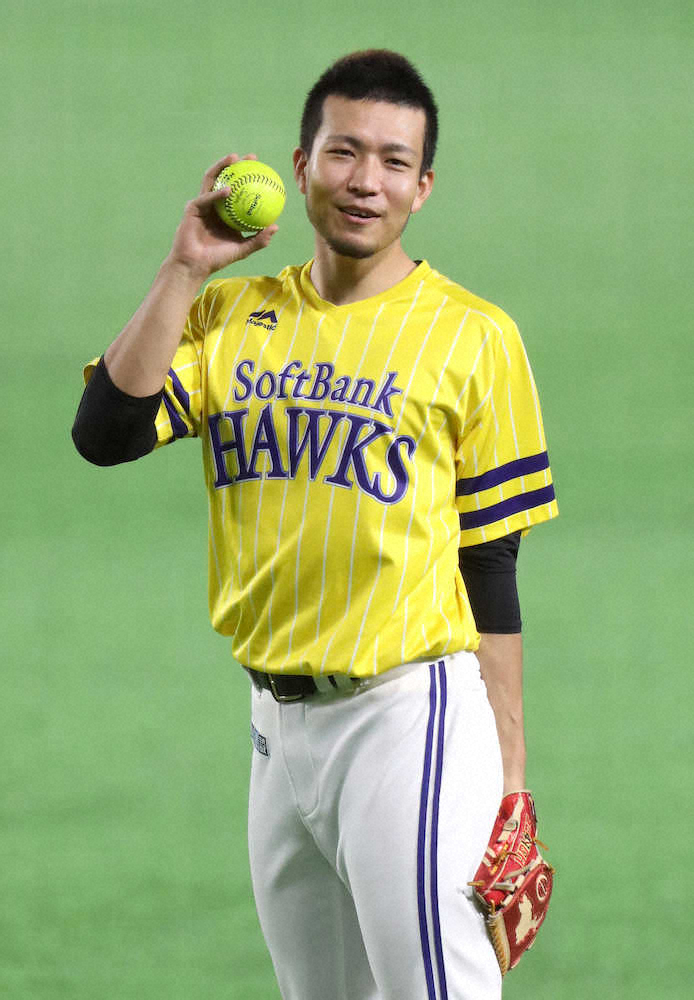 【画像・写真】ソフトボールを使い練習するソフトバンク・千賀（撮影・中村　達也）