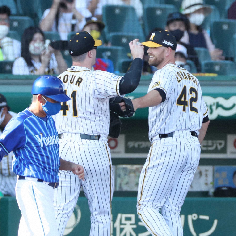 【画像・写真】＜神・D＞6回終了後、ボーア（41番）とタッチをかわすエドワーズ（撮影・坂田　高浩）