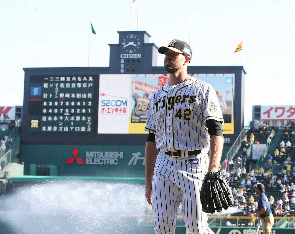 【画像・写真】＜神・D＞6回、マウンドに向かう阪神・エドワーズ（撮影・大森　寛明）