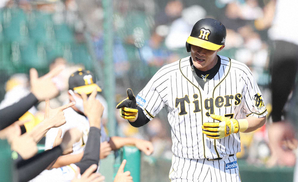 【画像・写真】＜神・D＞初回2死二塁、サンズの左前打で生還し、ナインに迎えられる阪神・糸井（撮影・大森　寛明）