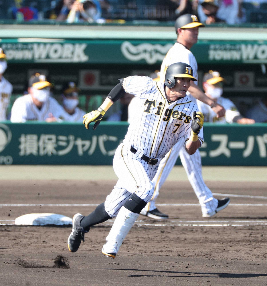 【画像・写真】＜神・D＞初回2死、阪神・糸井は左線に二塁打を放ち、二塁に向かう（撮影・坂田　高浩）
