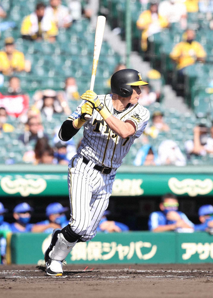 【画像・写真】＜神・D＞初回2死、阪神・糸井は左翼線二塁打を放つ（撮影・大森　寛明）