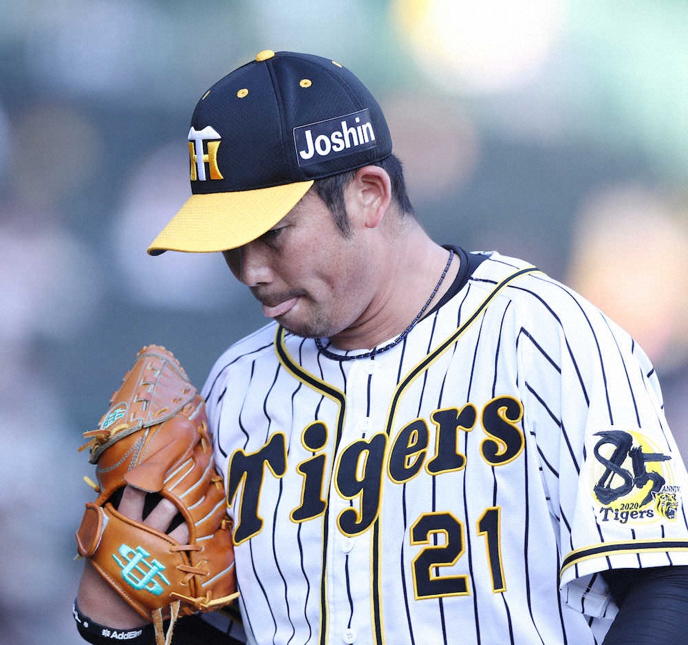 【画像・写真】＜神・D＞5回に勝ち越しを許し、肩を落としてベンチに引き揚げる阪神・岩田（撮影・大森　寛明）