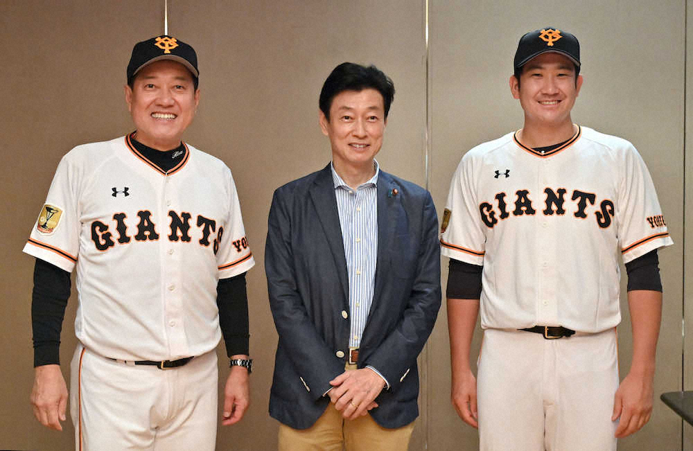 視察のため東京ドームを訪れ、巨人の原監督（左）、菅野投手（右）と記念撮影する西村経済再生相