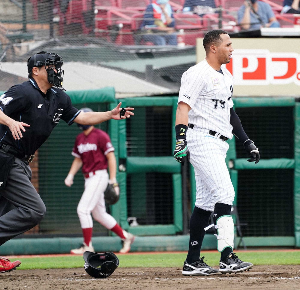 【画像・写真】ロッテ・マーティンが楽天・辛島の死球に激高　両軍ナインがベンチから出て一触即発に