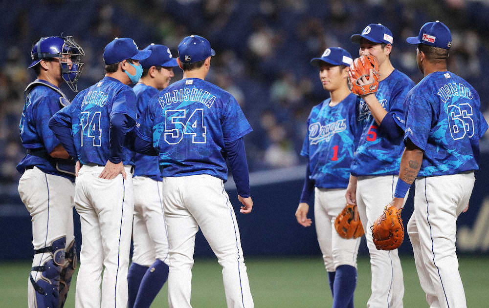 【画像・写真】中日・藤嶋　帽子間違うハプニングもピンチも切り抜ける