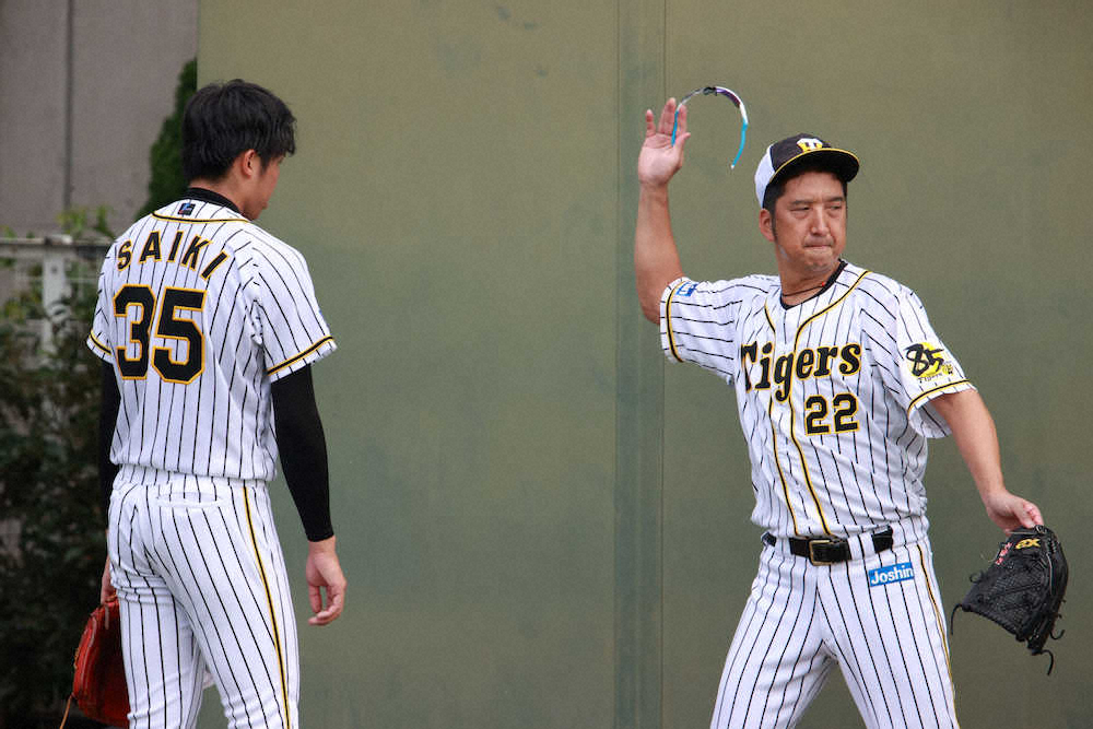 【画像・写真】阪神・球児　「軸を意識しろ」と才木に直接指導　捕手役務め30分も投げ込み