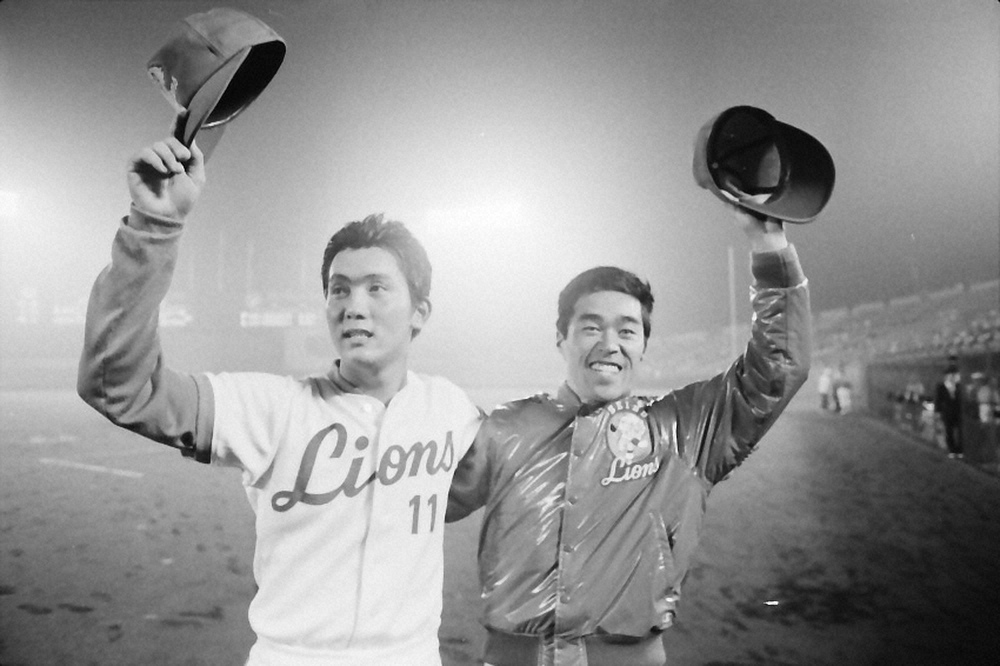 79年5月、勝利投手の松沼博久（右）と帽子を掲げるセーブを挙げた森繁和