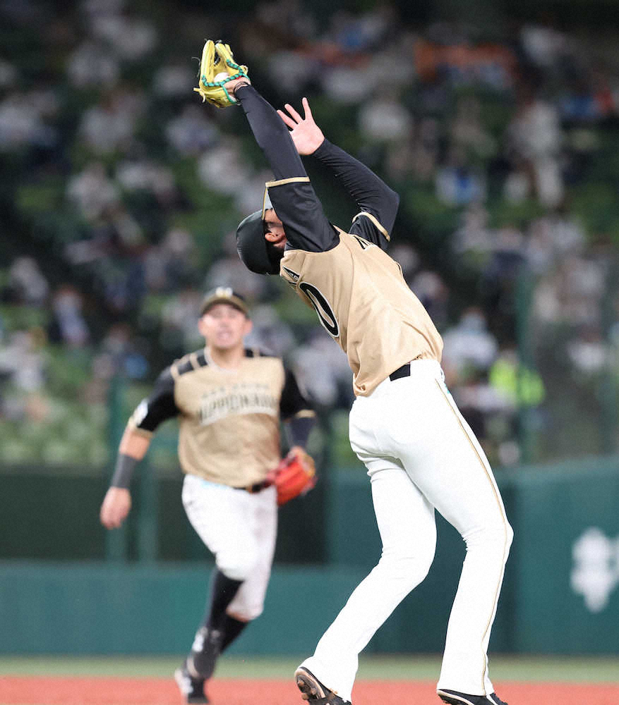 【画像・写真】＜西・日＞5回2死、栗山の飛球を処理する日本ハム・上原（撮影・小海途　良幹）
