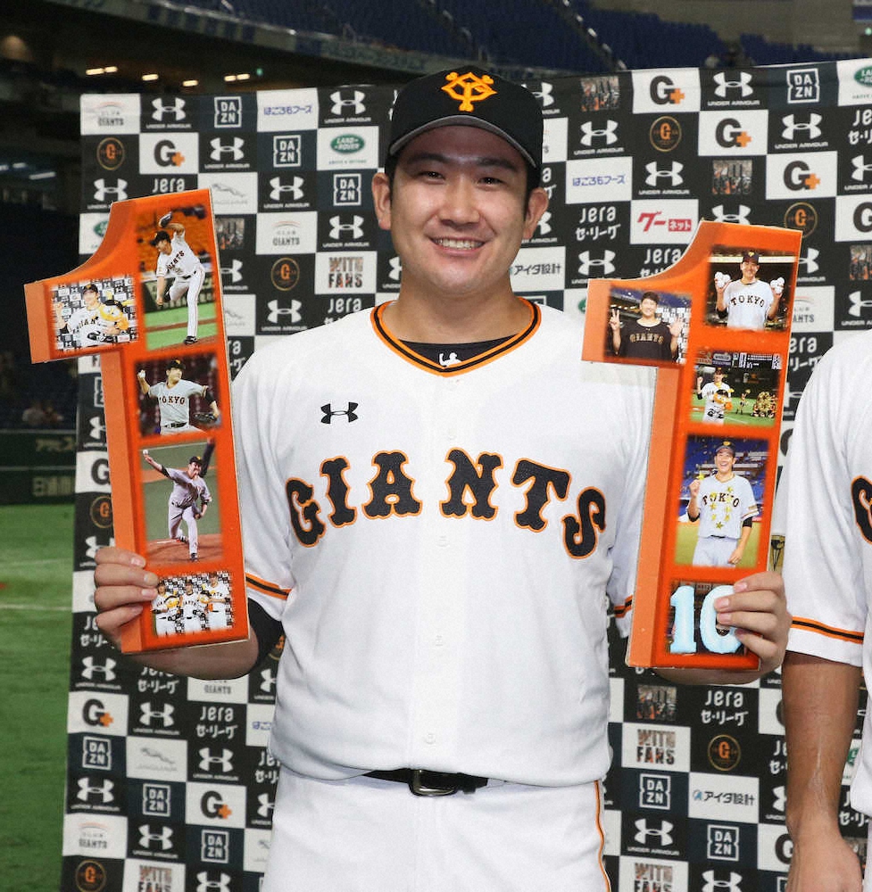 【画像・写真】10連勝までの写真が入った「11」を手に笑顔を見せる菅野（撮影・森沢裕）