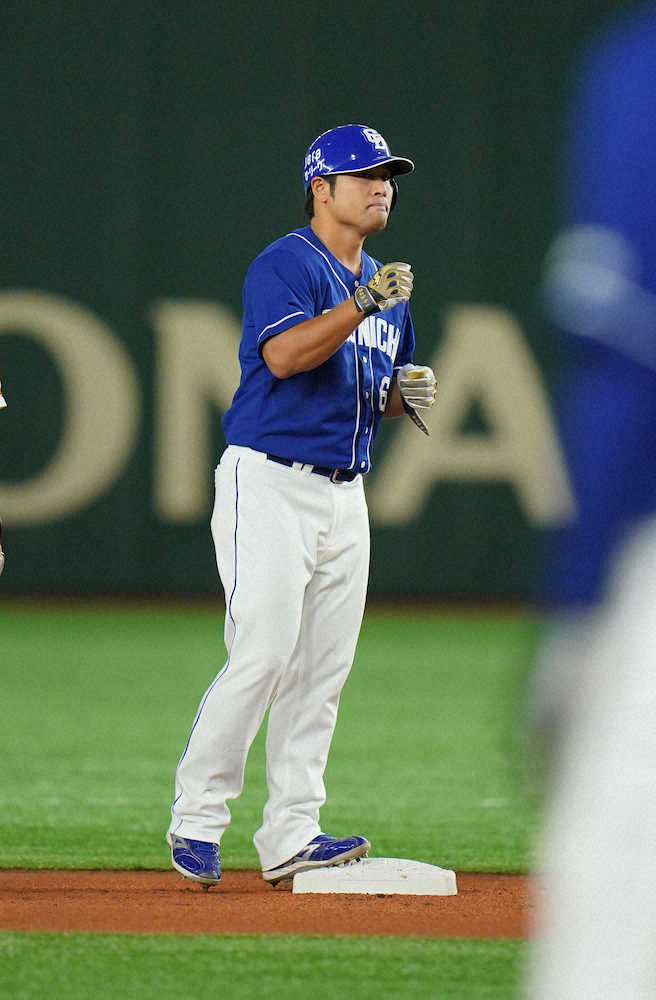 【画像・写真】中日・平田　初回守備前に緊急交代　二塁打で先制点演出も