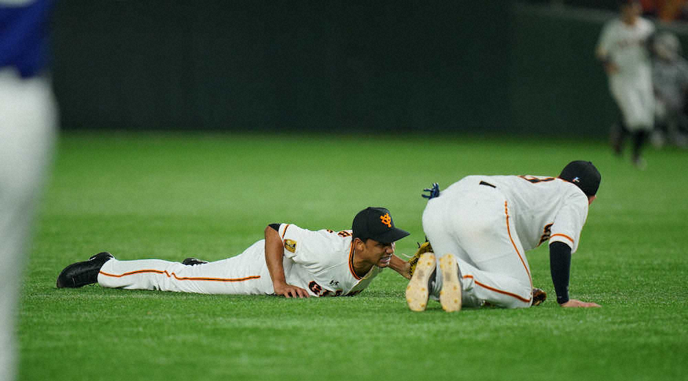 【画像・写真】巨人ベンチ、ヒヤリ…高いバウンド追ってサンチェス後退、背後の吉川尚と衝突
