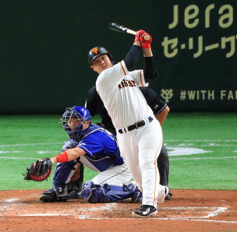 【画像・写真】“2冠”の巨人・岡本　2回で早くも4打点の荒稼ぎ　初回に遊ゴロで1打点、2回に23号3ラン